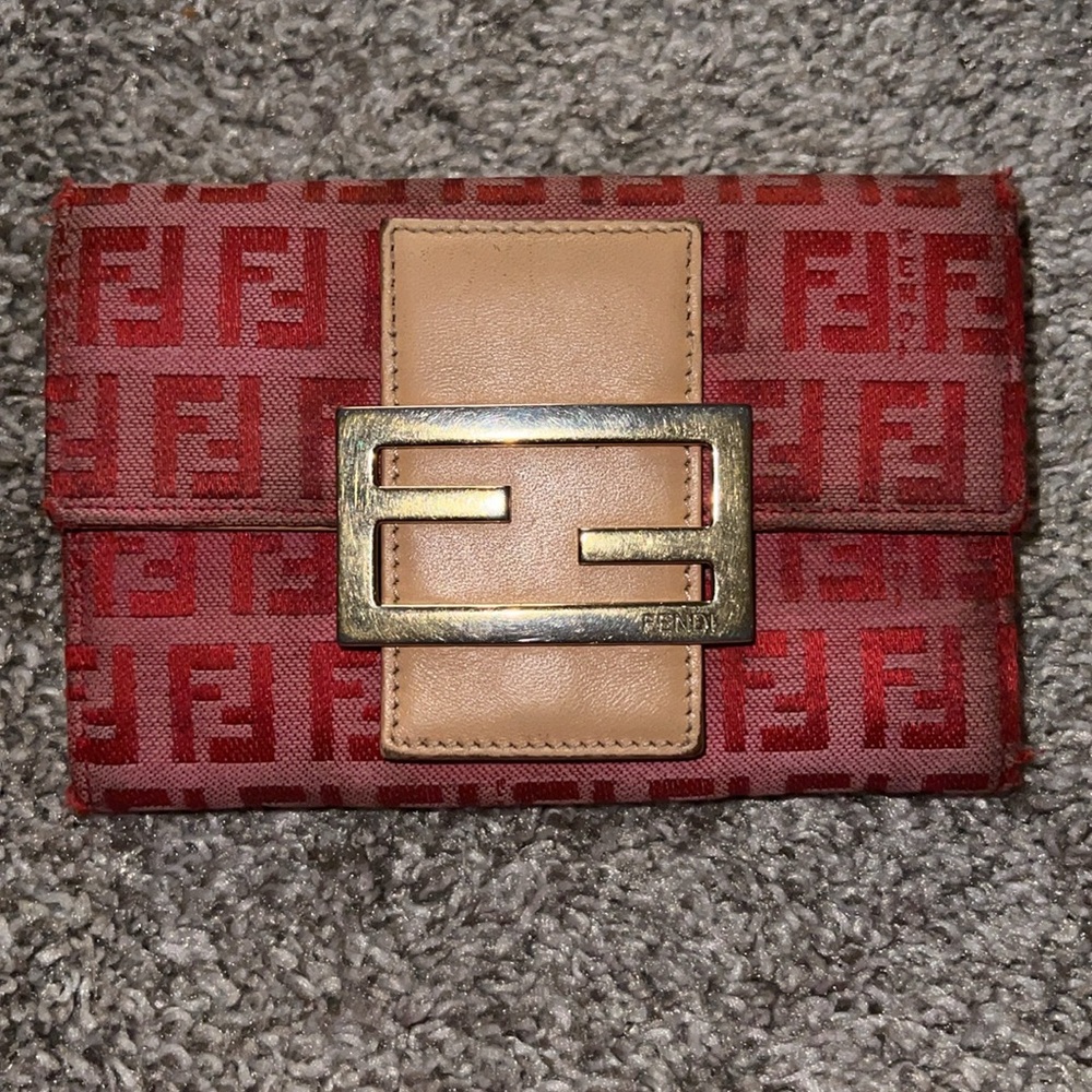 Fendi Red Geometric Clutch with Gold Clasp - Picture 4 of 10